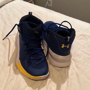 Boys (Older) Under Armor basketball ball shoes. Size 7.5 US